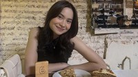 Satine mengaku dalam keterangan unggahannya bila  toko roti atau bakeshop menjadi tempat yang membuatnya senang. Kali ini ia mampir ke bakeshop dan memesan kue, muffin, sampai cookie. Foto: Instagram @satinezaneta