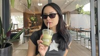 Kali ini artis yang debut dalam film ‘Virgo and The Sparklings’ ini nongkrong di kafe Baked sambil menyeruput es matcha. Foto: Instagram @satinezaneta