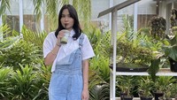 Ikut terjun ke dunia akting seperti sang ayah, Satine juga suka membagikan momen lain di media sosialnya, termasuk saat makan. Foto: Instagram @satinezaneta