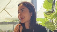 ‘Matcha lagi matcha laaaaaagi’ tulisnya dalam keterangan unggahan foto Instagram. Wanita berusia 23 tahun itu lagi-lagi menikmati segelas matcha latte ditemani dessert yang ada es krimnya. Foto: Instagram @satinezaneta