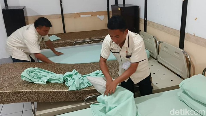 Petugas Asrama Haji Donohudan, Ngemplak, Boyolali mempersiapkan kamar-kamar yang akan ditempati jemaah calon haji sebagai transit sebelum diberangkatkan ke Tanah Suci Mekkah. Foto diunggah Senin (21/4/2025).