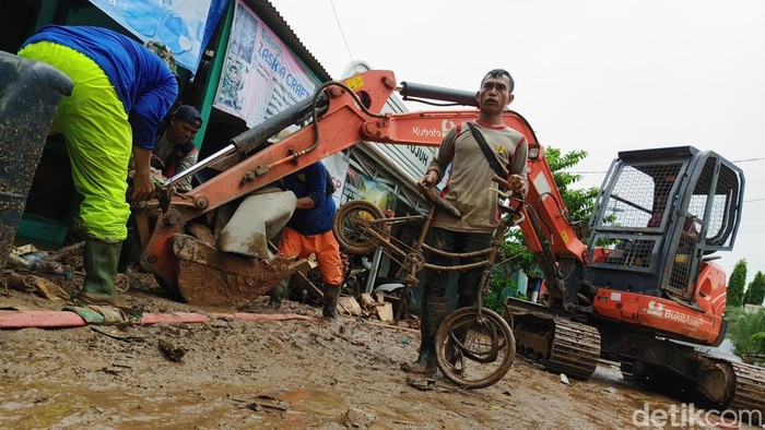 Petugas saat membersihkan sisa-sisa puing banjir yang melanda Bandar Lampung