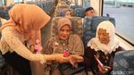 Petugas Whoosh Rayakan Hari Kartini dengan Bagi Bunga