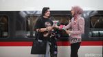 Petugas Whoosh Rayakan Hari Kartini dengan Bagi Bunga