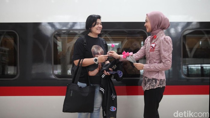 Petugas Whoosh Rayakan Hari Kartini dengan Bagi Bunga Petugas mengenakan baju kebaya membagikan bunga saat melayani penumpang memperingati Hari Kartini di Stasiun Halim Whoosh, Jakarta, Senin (21/4/2025).