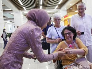 Petugas Whoosh Rayakan Hari Kartini dengan Bagi Bunga