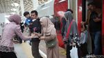 Petugas Whoosh Rayakan Hari Kartini dengan Bagi Bunga