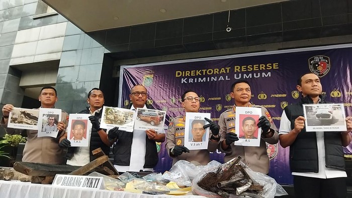 Polda Metro Tetapkan 4 DPO Pembakar Mobil Polisi, Polda Metro Jaya menetap 4 orang dalam daftar pencarian orang (DPO) kasus mobil anggota Satreskrim Polres Metro Depok yang dibakar.