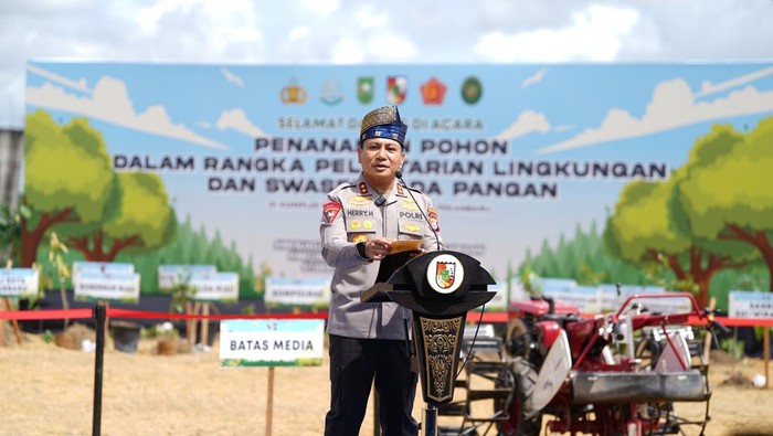 Polda Riau menanam pohon dan jagung sukseskan kelestarian lingkungan dan ketahanan pangan.