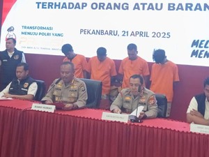 Cekcok Debt Collector Depan Polsek di Pekanbaru, Diduga Rebutan Tarik Mobil
