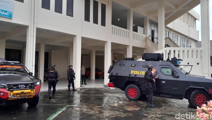 Polisi berjaga di PN Bengkulu untuk mengamankan sidang perdana mantan Gubernur Bengkulu Rohidin Mersyah Polisi berjaga di PN Bengkulu untuk mengamankan sidang perdana mantan Gubernur Bengkulu Rohidin Mersyah