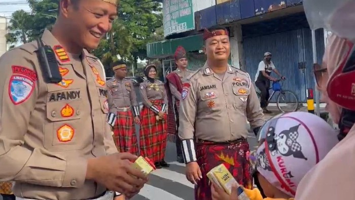 Polisi di Kota Kediri merayakan Hari Kartini dengan berpakaian adat dan melakukan aksi simpatik ke masyarakat.