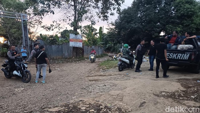 Polisi membubarkan bentrokan warga di Manggala.