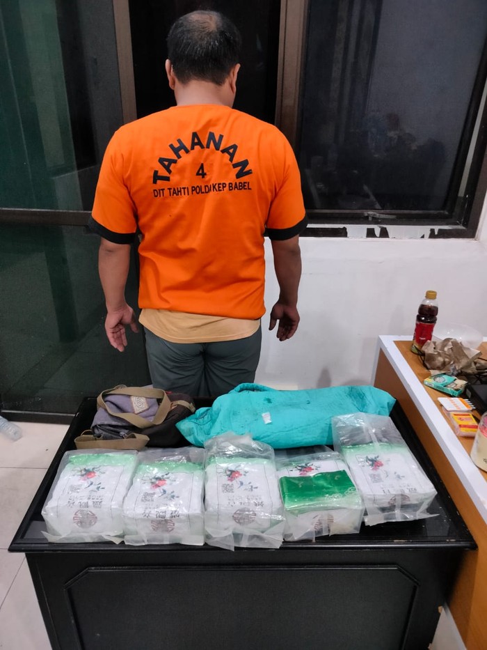 Polisi menangkap pria bernama Niko alias Niko Sekew di Pelabuhan Pangkal Balam Bangka Belitung (Babel). Barang bukti sabu seberat 5 kg disita petugas. (dok Istimewa)