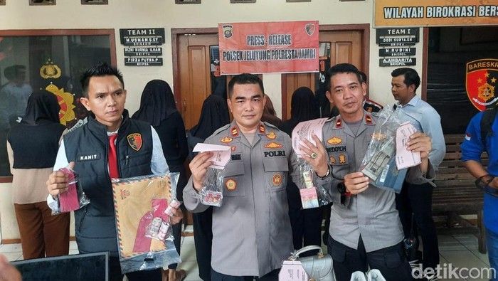 Polisi menunjukan barang bukti dari karyawati rumah makan yang gelapkan uang perusahaan