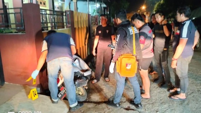 Polisi saat melakukan TKP penusukan terhadap Hamsi hingga tewas di Lubuklinggau