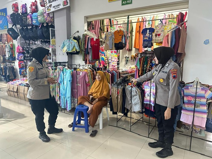 Polwan Polres Klaten menyambangi Pasar Gedhe Klaten, Senin (21/4/2025).