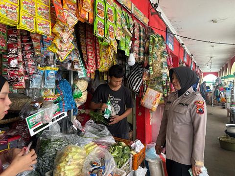 Polwan Polres Klaten menyambangi Pasar Gedhe Klaten, Senin (21/4/2025).