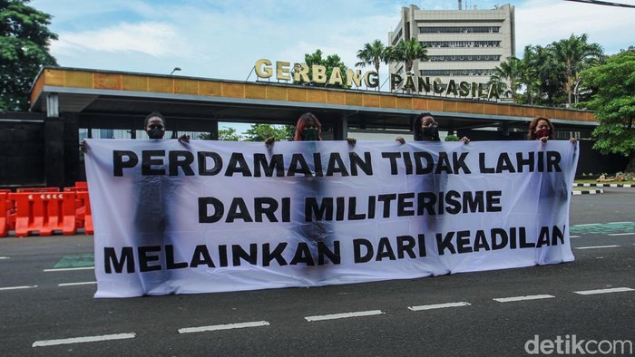 Potret Aksi Piknik Melawan di DPR Aktivis perempuan Piknik Melawan menggelar aksi di depan Gerbang Pancasila, Kompleks Parlemen, Jakarta, Senin (21/4/2025).