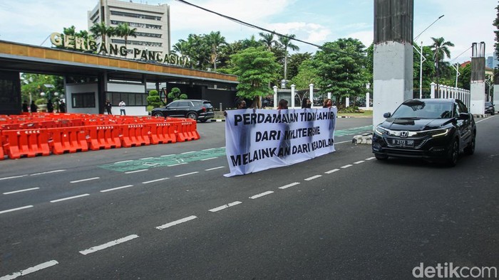 Potret Aksi Piknik Melawan di DPR Aktivis perempuan Piknik Melawan menggelar aksi di depan Gerbang Pancasila, Kompleks Parlemen, Jakarta, Senin (21/4/2025).