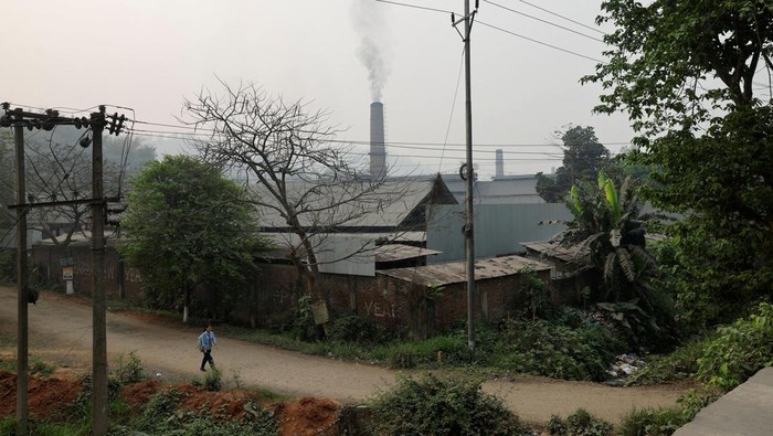 A man shows a cabbage leaf destroyed by soot and dust emitted from factories in the town of Byrnihat, ranked world's most polluted metropolitan area by Swiss Group IQAir, in India, March 28, 2025. REUTERS/Sahiba Chawdhary     TPX IMAGES OF THE DAY       REFILE - CORRECTING LOCATION NAME FROM 