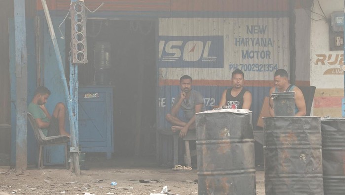 A man shows a cabbage leaf destroyed by soot and dust emitted from factories in the town of Byrnihat, ranked world's most polluted metropolitan area by Swiss Group IQAir, in India, March 28, 2025. REUTERS/Sahiba Chawdhary     TPX IMAGES OF THE DAY       REFILE - CORRECTING LOCATION NAME FROM 