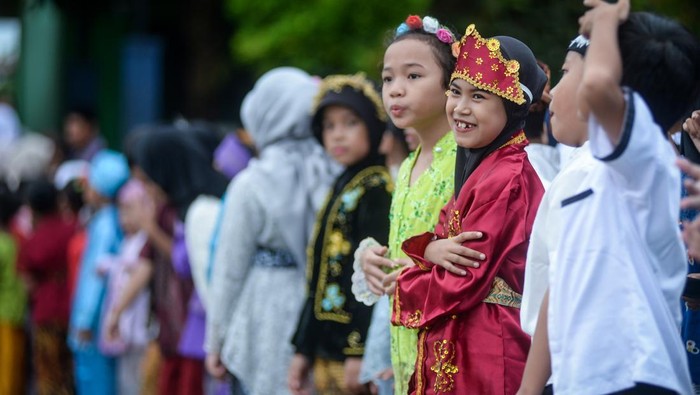Sejumlah pelajar mengikuti lomba peragaan busana tradisional saat peringatan Hari Kartini di SDN Sepatan 1, Kabupaten Tangerang, Banten, Senin (21/4/2025). Kegiatan tersebut untuk memperingati jasa pahlawan RA Kartini dalam memperjuangkan emansipasi wanita sekaligus mengenalkan keragaman budaya di Indonesia kepada pelajar. ANTARA FOTO/Putra M. Akbar/YU