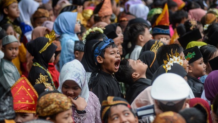 Potret Gemas Siswa SD Pakai Busana Tradisional di Hari Kartini Sejumlah pelajar mengikuti lomba peragaan busana tradisional saat peringatan Hari Kartini di SDN Sepatan 1, Kabupaten Tangerang, Banten, Senin (21/4/2025). Kegiatan tersebut untuk memperingati jasa pahlawan RA Kartini dalam memperjuangkan emansipasi wanita sekaligus mengenalkan keragaman budaya di Indonesia kepada pelajar. ANTARA FOTO/Putra M. Akbar/YU