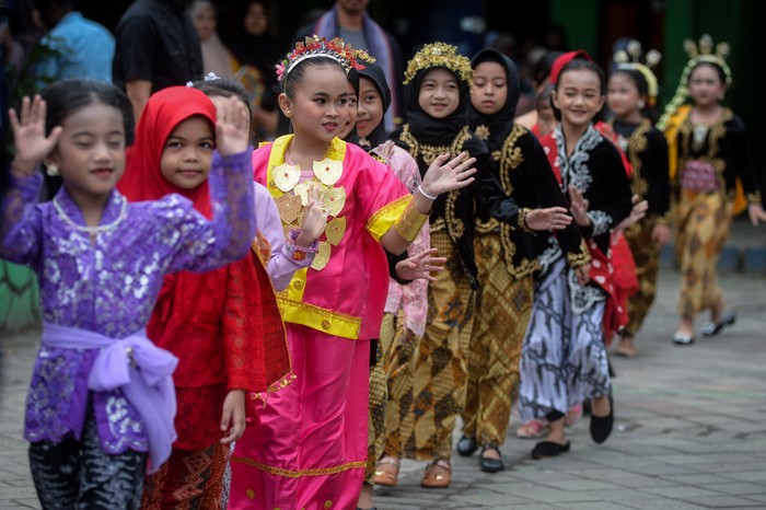 Sejumlah pelajar mengikuti lomba peragaan busana tradisional saat peringatan Hari Kartini di SDN Sepatan 1, Kabupaten Tangerang, Banten, Senin (21/4/2025). Kegiatan tersebut untuk memperingati jasa pahlawan RA Kartini dalam memperjuangkan emansipasi wanita sekaligus mengenalkan keragaman budaya di Indonesia kepada pelajar. ANTARA FOTO/Putra M. Akbar/YU