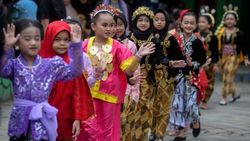 Sejumlah pelajar mengikuti lomba peragaan busana tradisional saat peringatan Hari Kartini di SDN Sepatan 1, Kabupaten Tangerang, Banten, Senin (21/4/2025). Kegiatan tersebut untuk memperingati jasa pahlawan RA Kartini dalam memperjuangkan emansipasi wanita sekaligus mengenalkan keragaman budaya di Indonesia kepada pelajar. ANTARA FOTO/Putra M. Akbar/YU