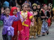 Potret Gemas Siswa SD Pakai Busana Tradisional di Hari Kartini
