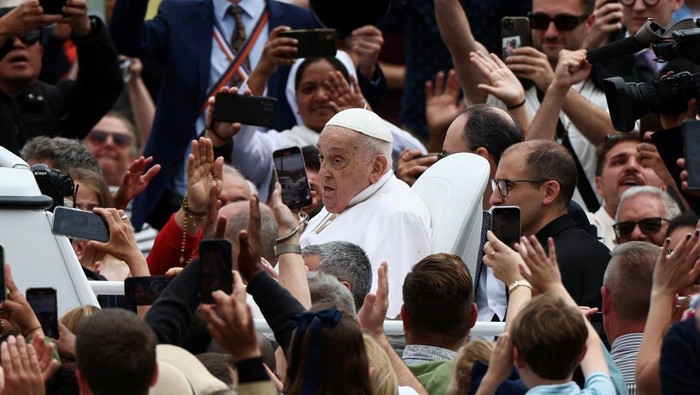 Pope Francis tours St. Peters Square on the Pope mobile, as faithfull react, on the day the 