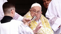 Sebelumnya, dokter telah meresepkan Paus berusia 88 tahun itu dua bulan istirahat agar tubuhnya yang menua pulih sepenuhnya, yang berarti ia menghabiskan sebagian besar Pekan Suci - ketika umat Kristen mengenang penderitaan, kematian, dan kebangkitan Yesus - tanpa terlihat oleh publik. REUTERS/Yara Nardi