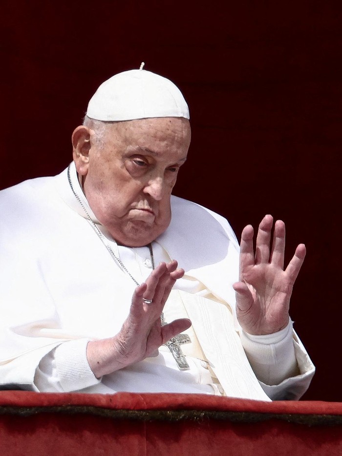 Potret Terakhir Paus Fransiskus Hadiri Paskah Sebelum Meninggal Dunia Pope Francis gestures from a balcony as the Urbi et Orbi (to the city and to the world) message is delivered, at St. Peters Square, on Easter Sunday, in the Vatican, April 20, 2025. REUTERS/Yara Nardi