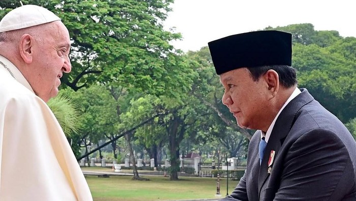 Prabowo Subianto bersalaman dengan Paus Fraksiskus di Jakarta pada September 2024.
