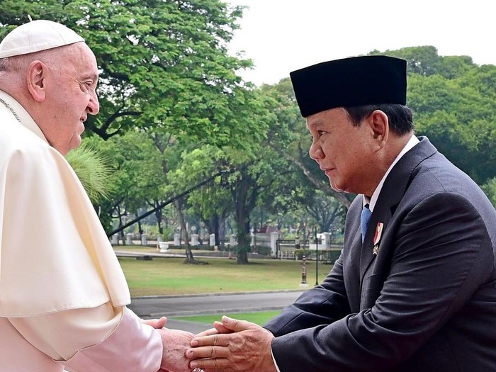 Prabowo Subianto bersalaman dengan Paus Fraksiskus di Jakarta pada September 2024.