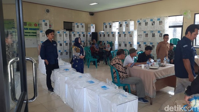 Proses rekapitulasi suara PSU Pilkada Tasikmalaya tingkat kecamatan, Senin (21/4/2025)