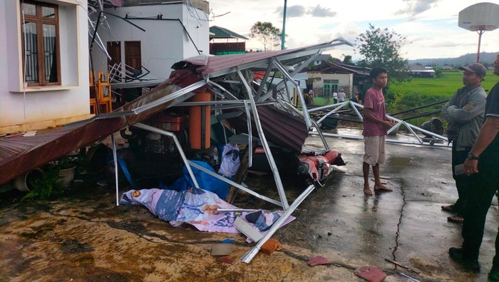 Rumah warga yang rusak akibat diterjang angin puting beliung.