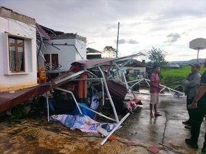 Hujan-Angin Puting Beliung Terjang Taput, 20 Rumah Warga Rusak