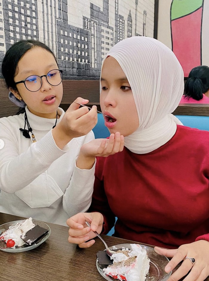 Putri Ariani Makan Bareng Adik dan Rayakan Ultah Pakai Cake Black Forest