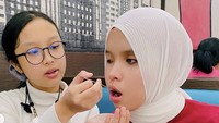 Ini momen manis Putri saat disuapi potongan kue ulang tahun oleh sang adik. Wish Me All The Best (17th), tulis Putri di keterangan foto. Foto: Instagram arianinismaputri