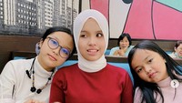 Pelantun lagu Loneliness ini merayakan ulang tahun ke-17 pada 2022. Terlihat ia dapat kejutan kue black forest dan makan bareng keluarganya. Foto: Instagram arianinismaputri