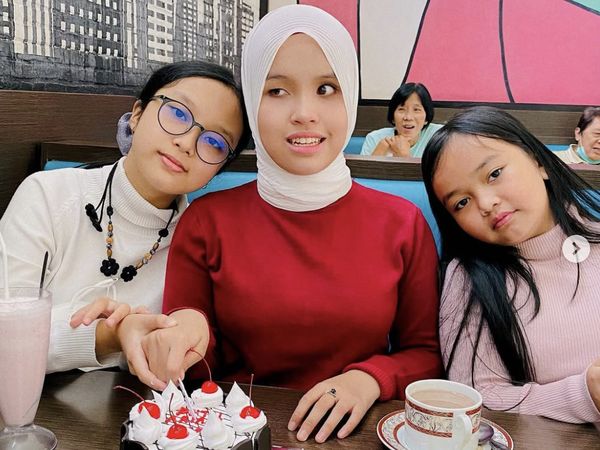 Putri Ariani Makan Bareng Adik dan Rayakan Ultah Pakai Cake Black Forest