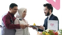 Tahun 2023, Putri Ariani mendapat potongan tumpeng pertama dari pengusaha Rudy Salim. Rudy diketahui berinvestasi di perusahaan digital milik Putri. Foto: Instagram arianinismaputri