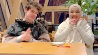 Akrab bersama penyanyi Norwegia, Peder Elias, Putri terlihat ngemil bareng. Ia bahkan mengajari kalimat lamak bana yang berarti enak sekali dalam bahasa Minang. Foto: Instagram arianinismaputri