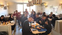 Di Amsterdam, Belanda, Putri dan keluarganya disambut oleh komunitas Melody Bambu. Mereka terlihat makan bersama di sebuah restoran dengan menu mirip fish and chips. Foto: Instagram arianinismaputri