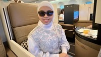 Putri Ariani sering ke luar negeri untuk mengharumkan nama Indonesia lewat bernyanyi. Dalam perjalanannya ke Abu Dhabi pada akhir Januari 2025, penyanyi 19 tahun ini terlihat ditemani segelas jus jeruk. Foto: Instagram arianinismaputri