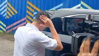 Dia juga sempat merasakan pusing karena kepala bagian bawah sebelah kanan terbentur dengkul orang yang menolongnya. Foto: Febri/detikcom