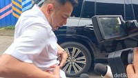 Raffi menunjukkan bagian pinggangnya yang masih terasa sakit. Foto: Febri/detikcom