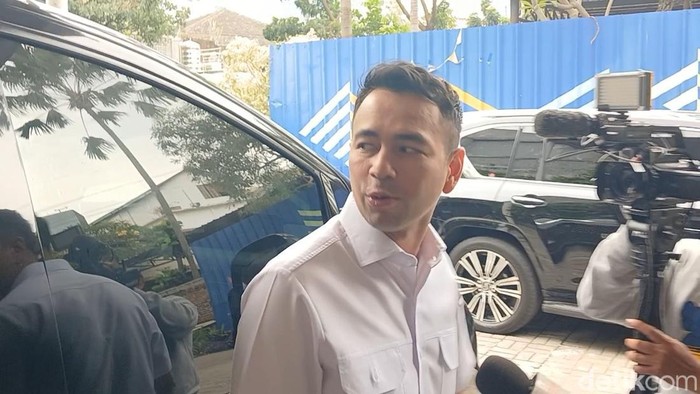 Raffi Ahmad jatuh dari sapi.